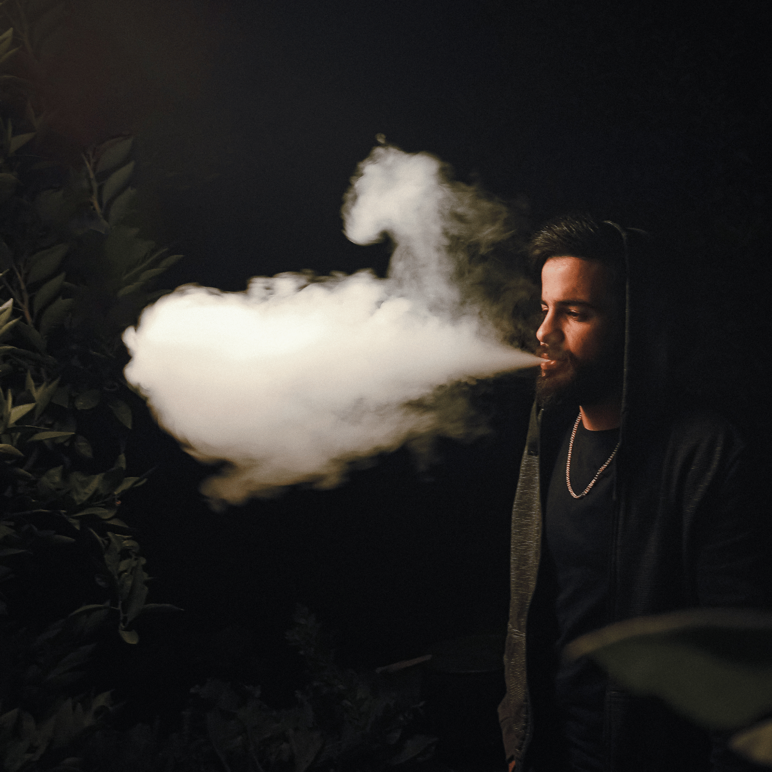Homme qui expire de la fumée